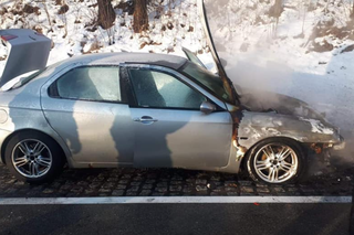 Okolice Nowego Sącza: AUTO PŁONĘŁO na drodze, a DZIECI siedziały w środku! 