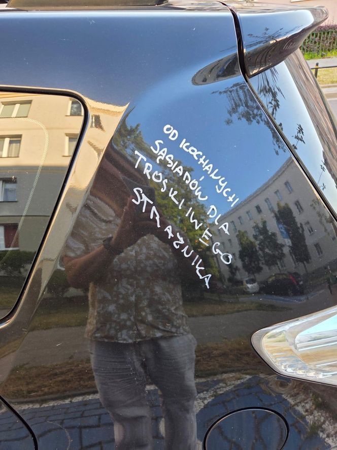 „Szczyt prymitywizmu”. Sąsiad zniszczył auto rodziców chorego dziecka. Dramat młodej rodziny z Warszawy