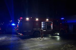Pożar śmieci w piwnicy bloku na Stroszku