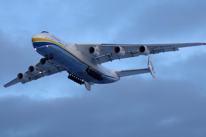 Niesamowite lądowanie największego samolotu świata na lotnisku Rzeszów-Jasionka