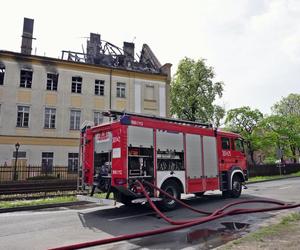 Spalone wnętrza budynku AJP w Gorzowie. Tak po pożarze wygląda uczelnia