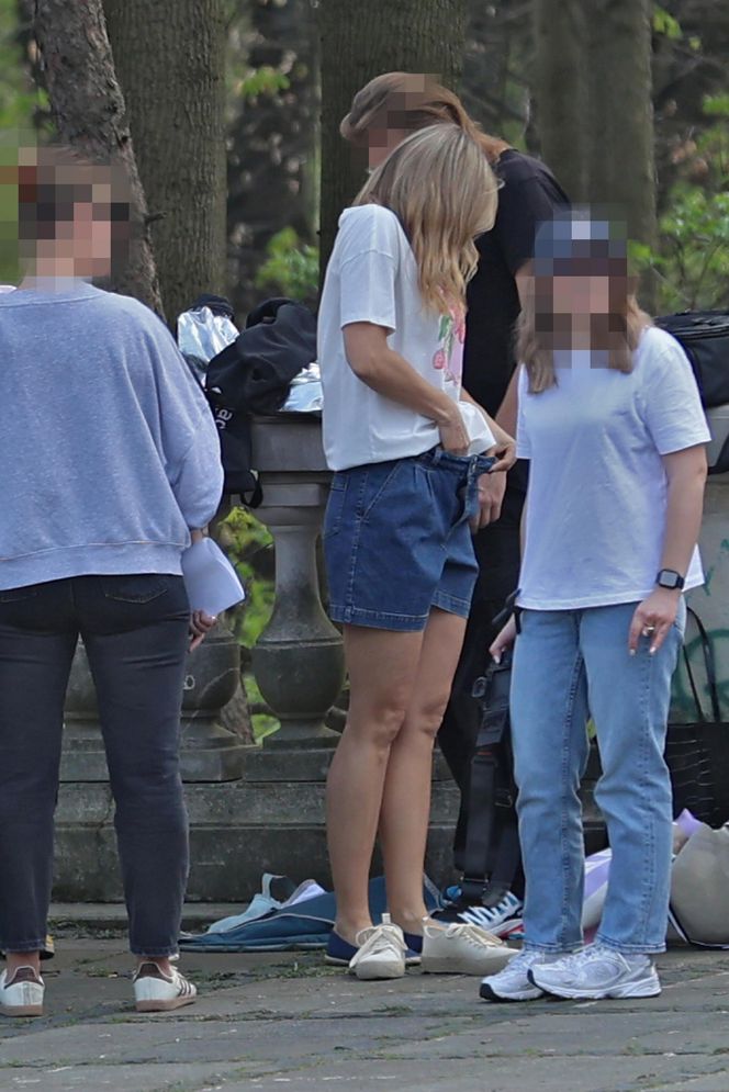 Małgorzata Socha przebiera się w parku