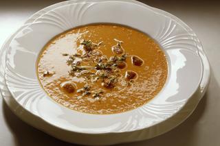 Zupa krem z pieczonej papryki i pomidorów: przepis na rozgrzewającą zupę