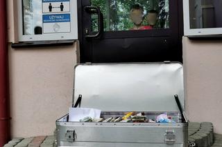 Podrzucono skrzynię pod drzwi domu dziecka. W środku 100 tys. zł