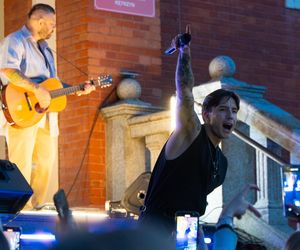 Koncert Dawida Kwiatkowskiego przed ratuszem miejskim w Kętrzynie