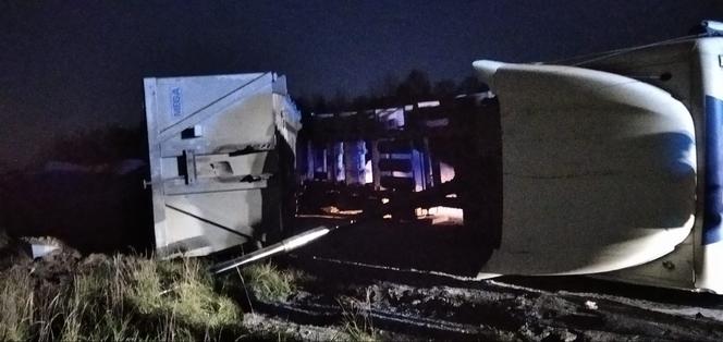 Ciężarówka przewróciła się w Zabrzu podczas rozładunku. Kierowca trafił do szpitala