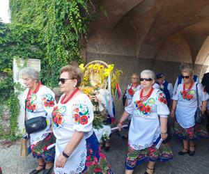 Dożynki 2024 w powiecie starachowickim. W Wąchocku dożynkowe wieńce, korowód i przysmaki