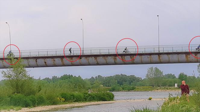 Ostrów: Mieszkańcy ryzykują i wchodzą na most. Policja wlepia mandaty [FOTO]