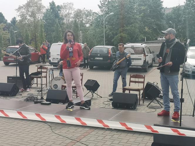 Koncert na parkingu Szpitala Dziecięcego w Olsztynie
