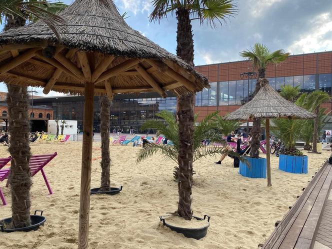 Tutaj można poczuć wakacyjny klimat. Powróciła plaża w Manufakturze! 