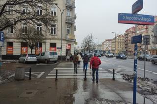 Na ulicy Targowej zginął 38-latek. Tak chodnik wygląda dzień po tragedii