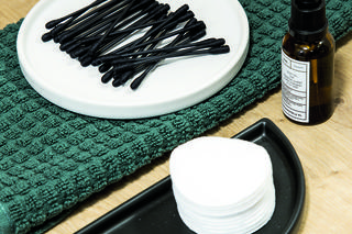 Łazienka z drewnem i marmurem