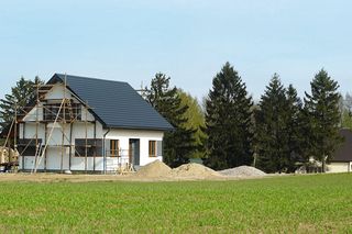 Koszt elewacji 200 m2 w 2026 roku. Ile zapłacisz za tynk, drewno, klinkier, kamień i nowoczesne panele?