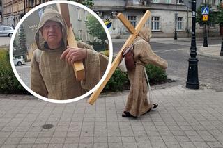 Kim jest mężczyzna z krzyżem na ulicach Grudziądza? Nagrał go jeden z internautów