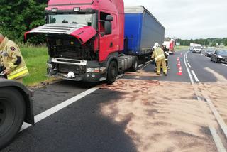 Gietrzwałd. Utrudnienia na krajowej szesnastce! Olej wyciekł na drogę