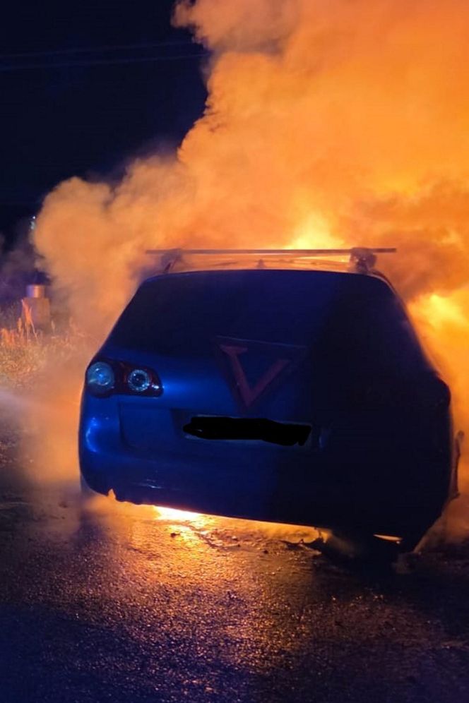 Ogień zaczął buchać z samochodu. Pilna akcja strażaków  