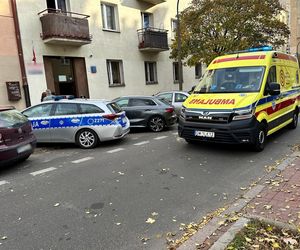 Tragedia w Warszawie. 1,5-roczna dziewczynka wypadła z 3. piętra na Woli. Dziecko jest w stanie krytycznym