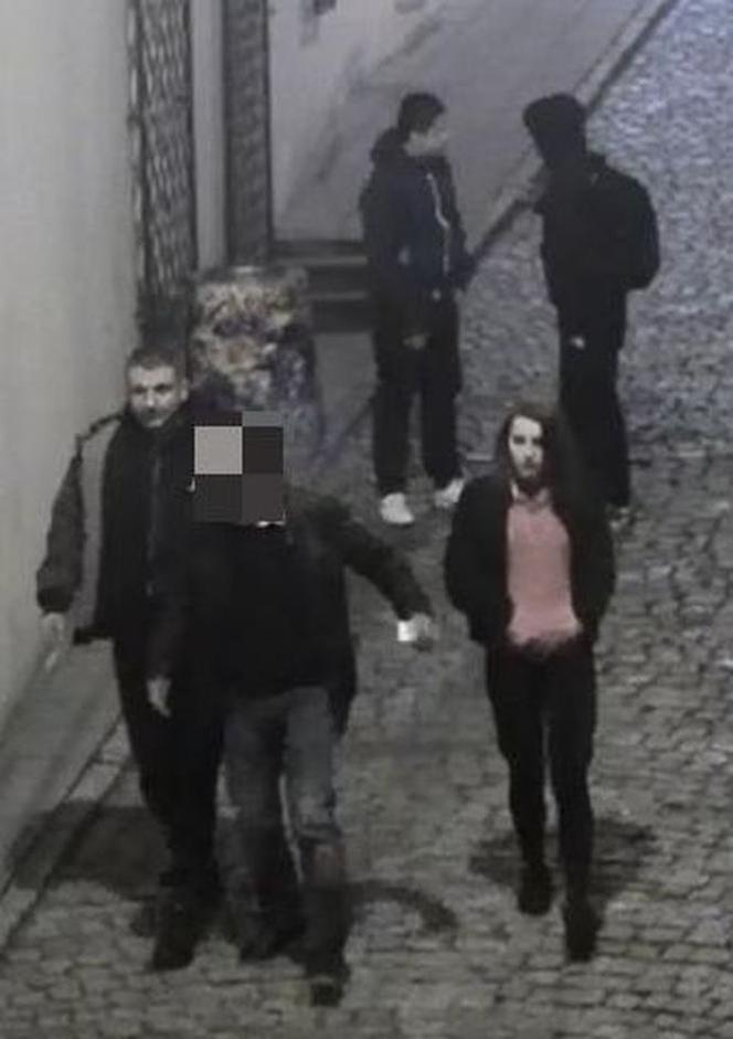Te osoby są podejrzane o rozbój w centrum Rzeszowa