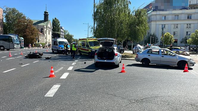 Koszmarny wypadek w Śródmieściu. Dwie osoby ranne, droga zablokowana