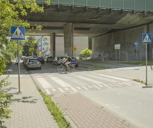 Droga rowerowa grozy przy Trasie Łazienkowskiej. Drogowcy nie chcą nic poprawiać 