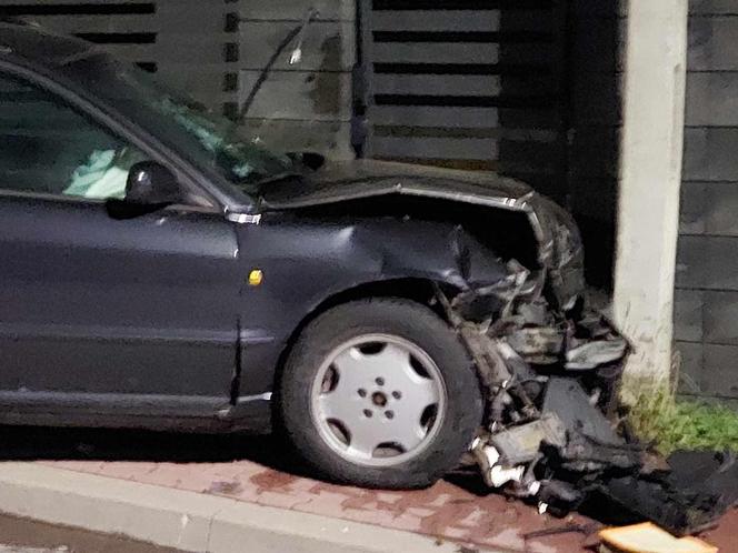 Nocny wypadek na Moniuszki w Starachowicach. Kierowca Audi uciekł z miejsca zdarzenia