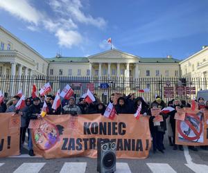 Kupcy z Marywilskiej 44 protestują pod Ratuszem. Walczą z podwyżką czynszu w centrum handlowym