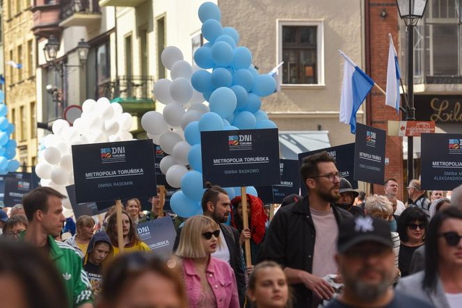 Kolorowa parada na otwarcie Dni Torunia. Przeszła przez serce toruńskiej starówki