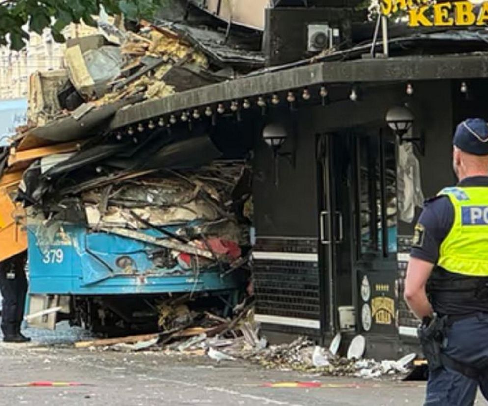 Tramwaj wykoleił się i uderzył w pizzerię w Szwecji, raniąc siedem osób