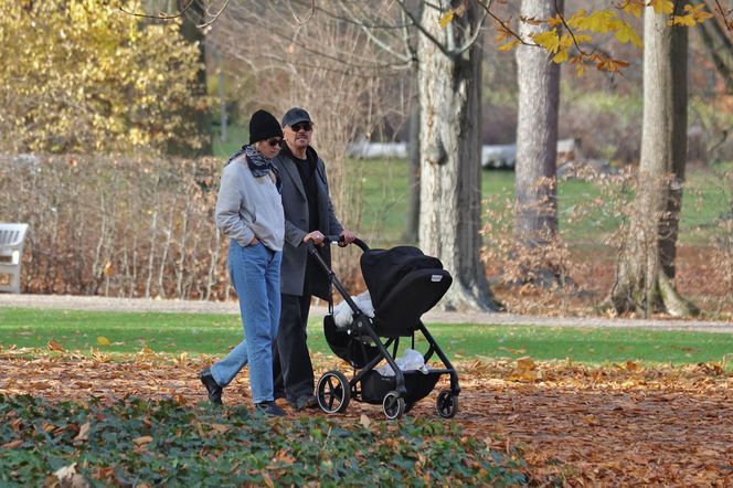 Krzysztof Ibisz z rodziną na spacerze