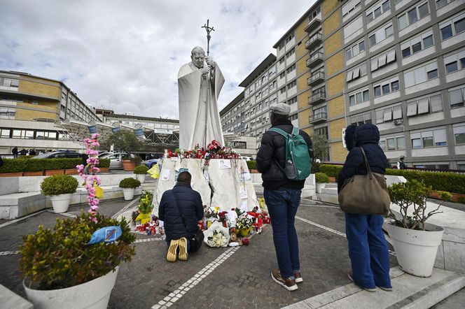 Wierni modlą się o zdrowie Papieża Franciszka