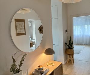 Metamorfoza przedpokoju w domu z lat 90.