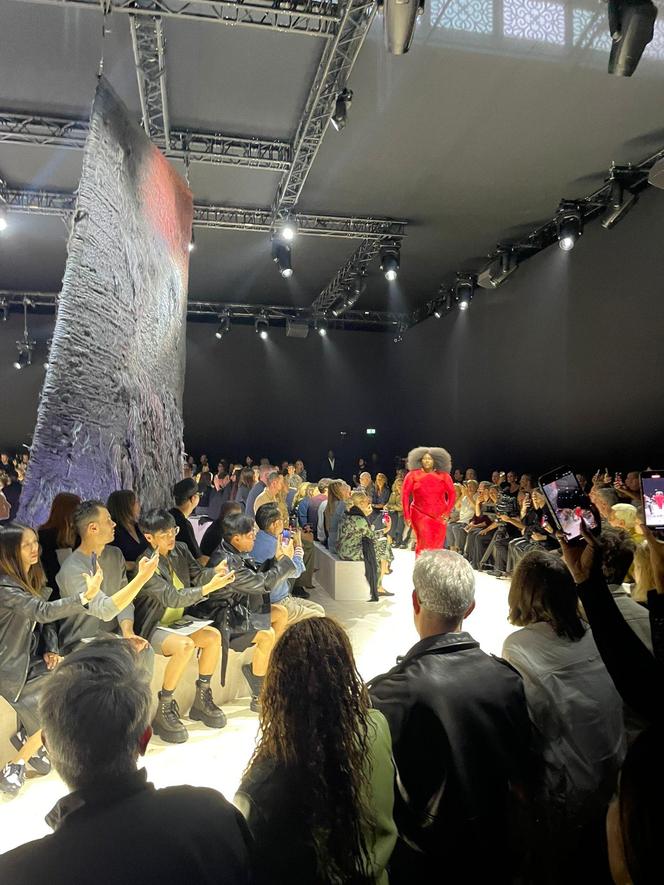 Prace z łódzkiego Muzeum Włókiennictwa scenerią podczas pokazu mody  na Paris Fashion Week