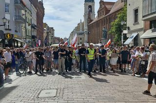 Marsz Milczenia dla Klaudii w Toruniu. „Niech nasza cisza przemówi głośniej niż słowa” [RELACJA NA ŻYWO]