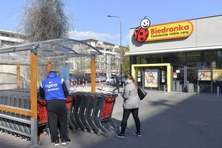 Taką pensję dostają pracownicy Biedronki. Sieć podała stawki 