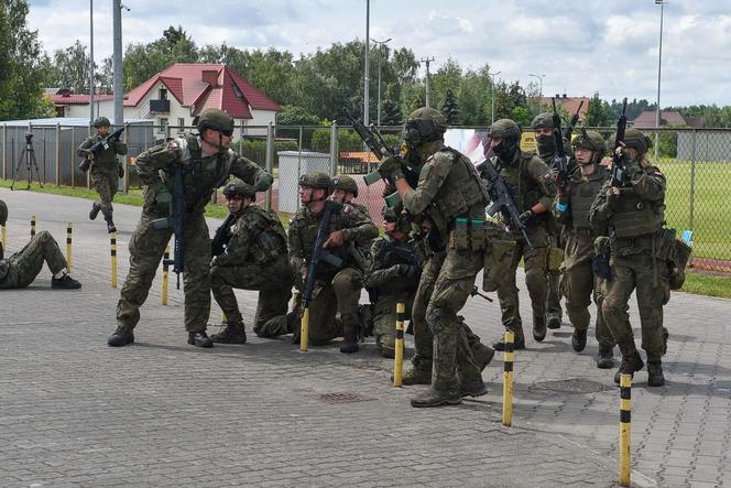 Efektowne ćwiczenia WOT w Czernikowie pod Toruniem. "Scenariusz zakładał atak przeciwnika na szkołę z kilkudziesięcioma uczniami"