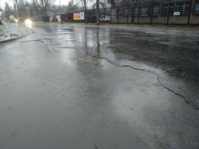 Koszmarny stan dróg w Małym Płaszowie. Mieszkańcy czekają na remont już od kilku lat [ZDJĘCIA, AUDIO]