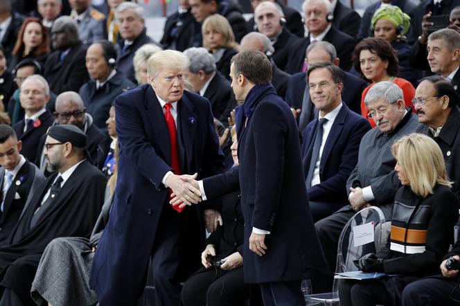 Święto pokoju w Paryżu. Trump w żelaznym uścisku Macrona.