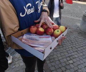 Rolnicy strajkowali częstując tym, co mają najlepsze! Mieszkańcy byli w szoku