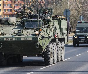 Kolumny pojazdów na drogach w całej Polsce. Wojsko z ważnym apelem do kierowców