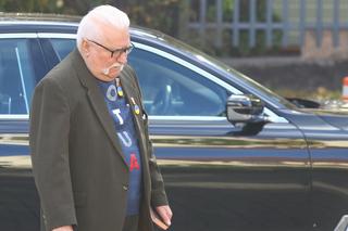 Wałęsa obwieszony ważnymi symbolami. Tak przyjechał do kościoła 