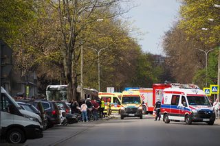 Autobus miejski wbił się w drzewo! Kilkanaście osób rannych