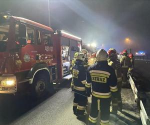 Autokar staranował barierki i spoczął w rowie. 65 pasażerów utknęło na autostradzie A4