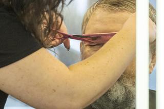 Karol Karski w salonie urody