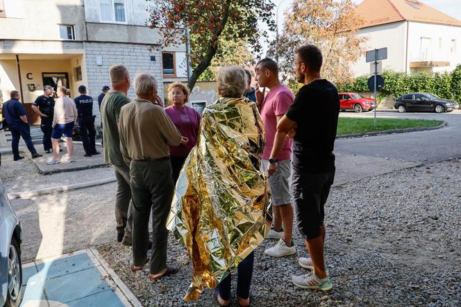 Pożar w bloku w Ostrowie Wielkopolskim. Nie żyje jedna osoba, 10 jest rannych