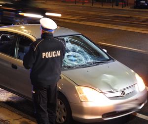 Pijany zmiótł kobietę na pasach i uciekł. Nocny dramat w sercu Warszawy