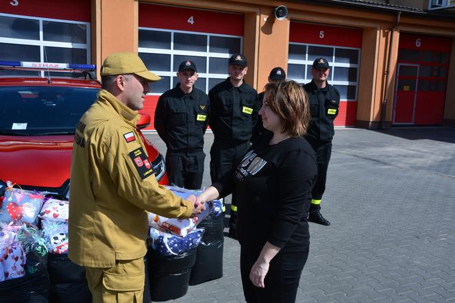 Niezwykły prezent dla zamojskich strażaków. Do jednostki trafiło ponad 140 poduszek 