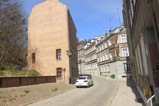 Tak zmieniła się Biskupia Górka. Zrewitalizowano kamienice. Zdjęcia przed i po 