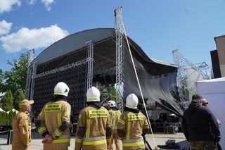 Silny wiart uszkodził konstrukcję sceny w amfiteatrze w Kętrzynie