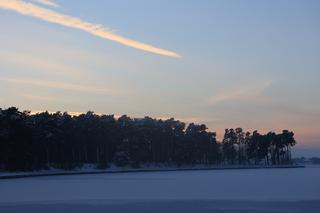 Zimowy Zalew Zemborzycki o zachodzie słońca. Na tafli wody jest już pierwszy lód! 