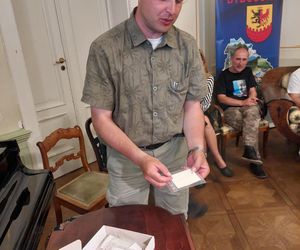 W Pniu pod Bydgsozczą znaleziono nietypowy grób niemowlęcia z XVII w. Ktoś włoźył tam ozdobę w kształcie kwiatka